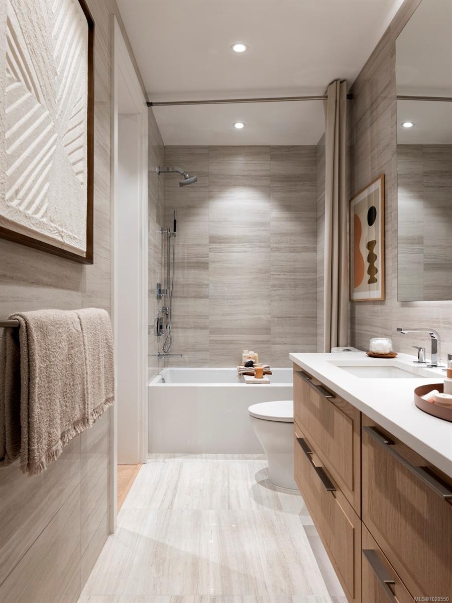 211-427 Lampson St, Esquimalt, BC - Indoor Photo Showing Bathroom