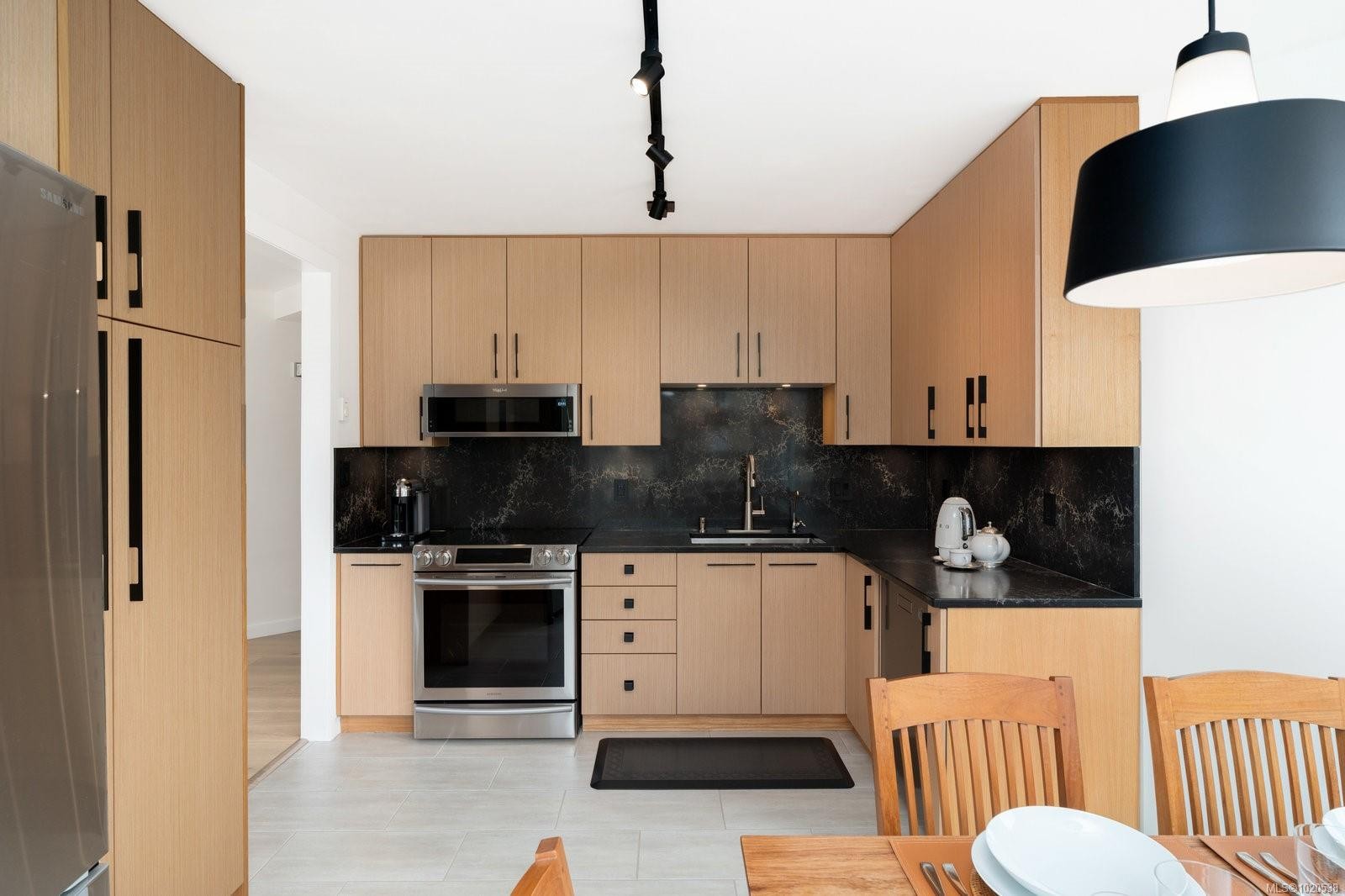 418-10 Paul Kane Pl, Victoria, BC - Indoor Photo Showing Kitchen