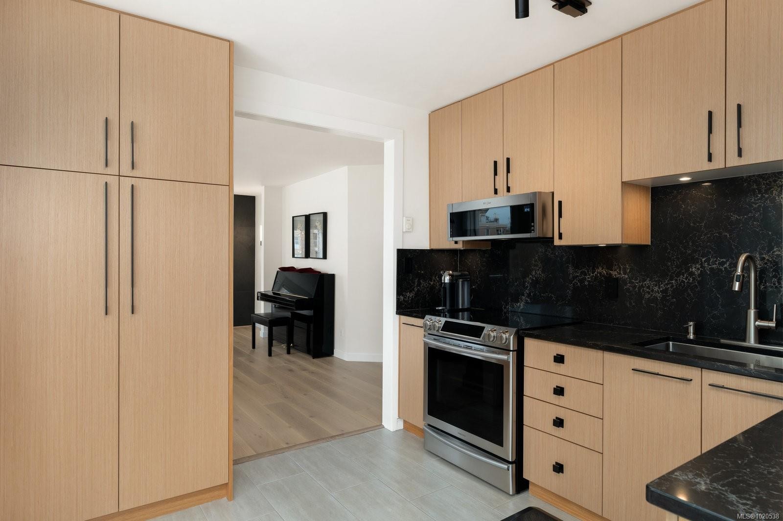 418-10 Paul Kane Pl, Victoria, BC - Indoor Photo Showing Kitchen