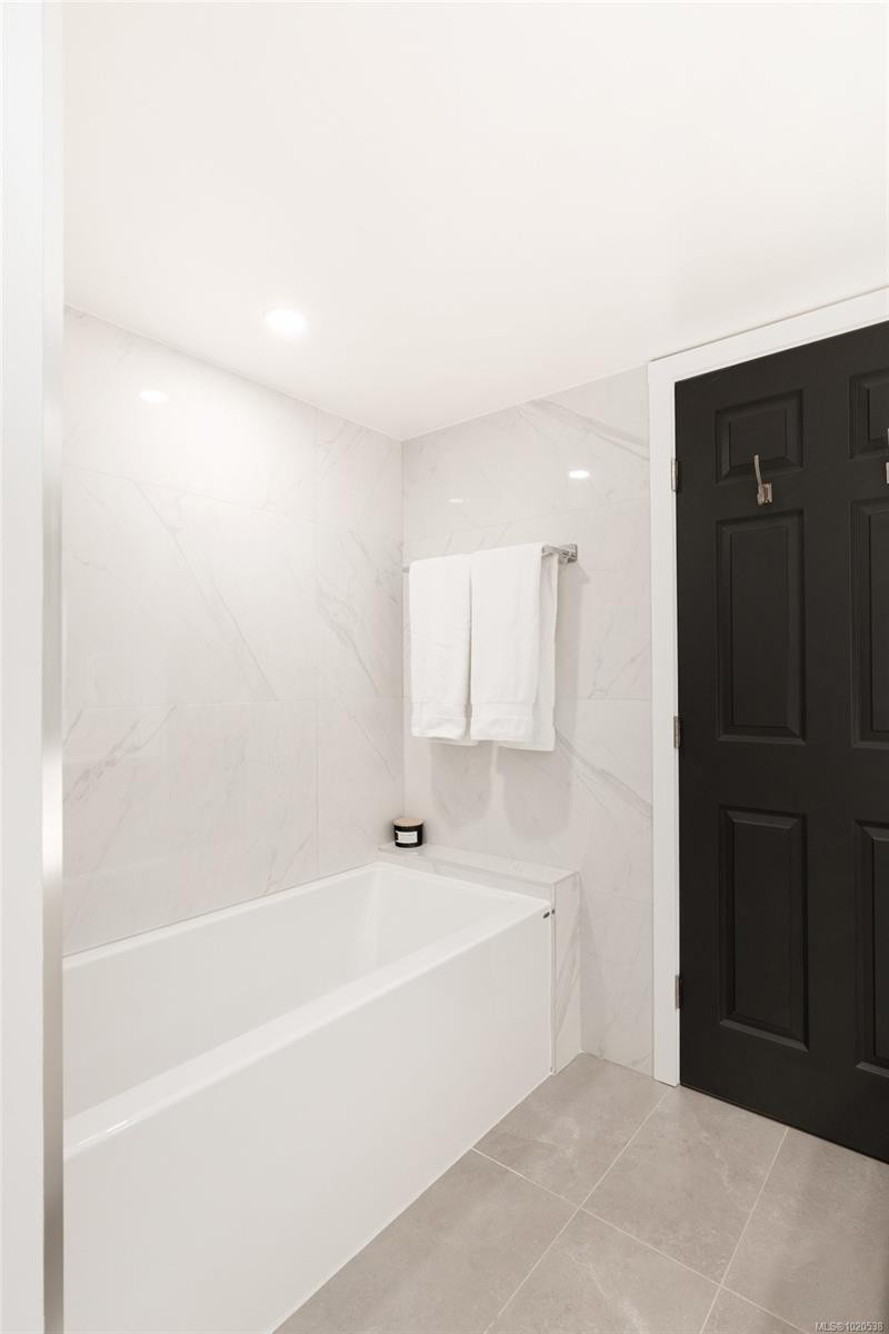 418-10 Paul Kane Pl, Victoria, BC - Indoor Photo Showing Bathroom