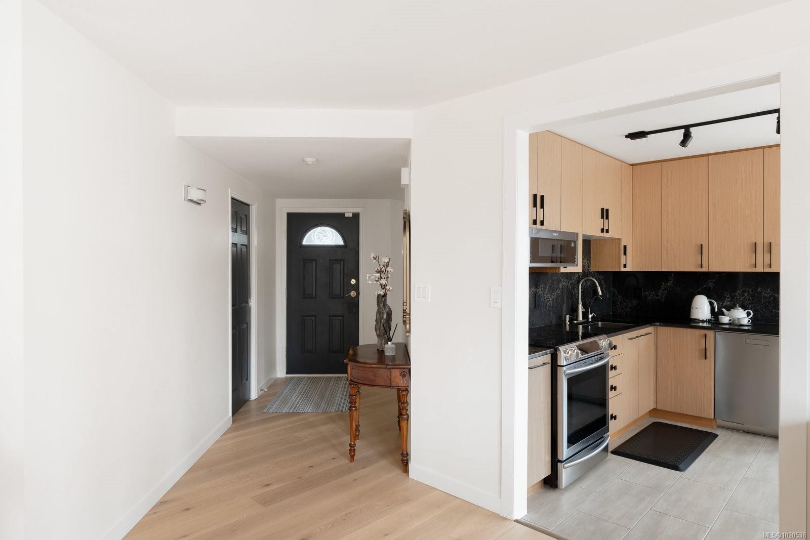 418-10 Paul Kane Pl, Victoria, BC - Indoor Photo Showing Kitchen