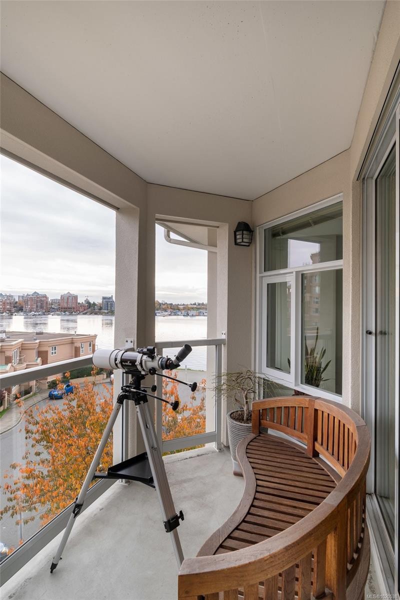 418-10 Paul Kane Pl, Victoria, BC - With Exterior