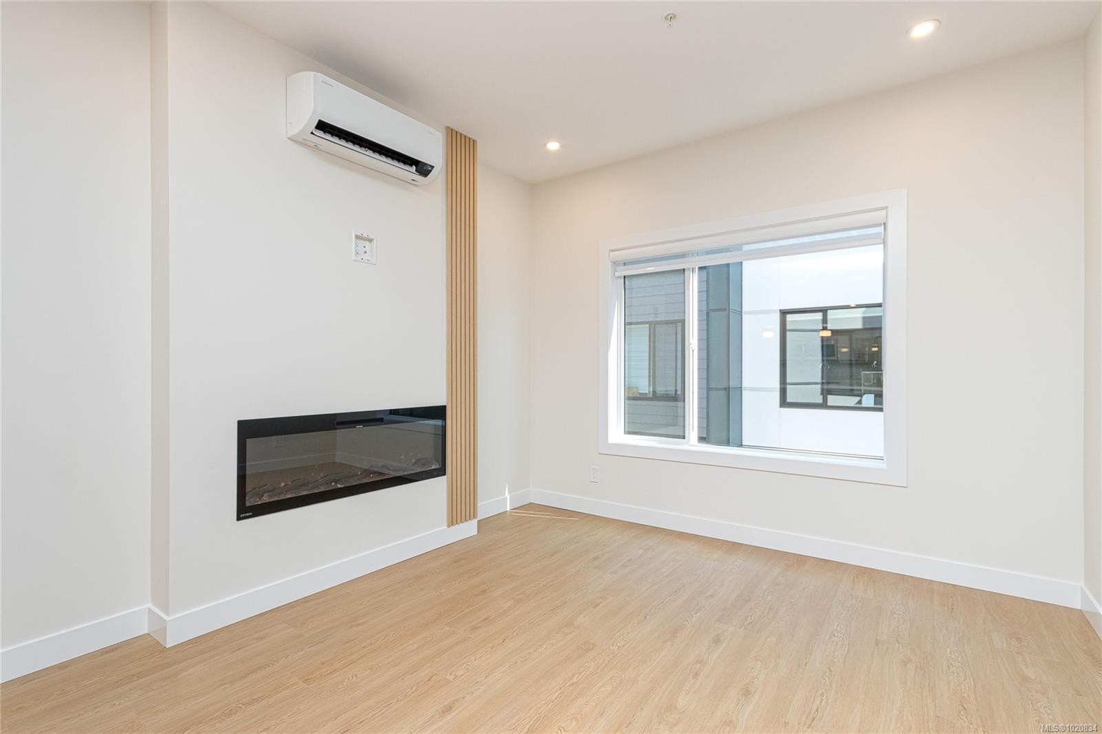 402-924 Jenkins Ave, Langford, BC - Indoor With Fireplace