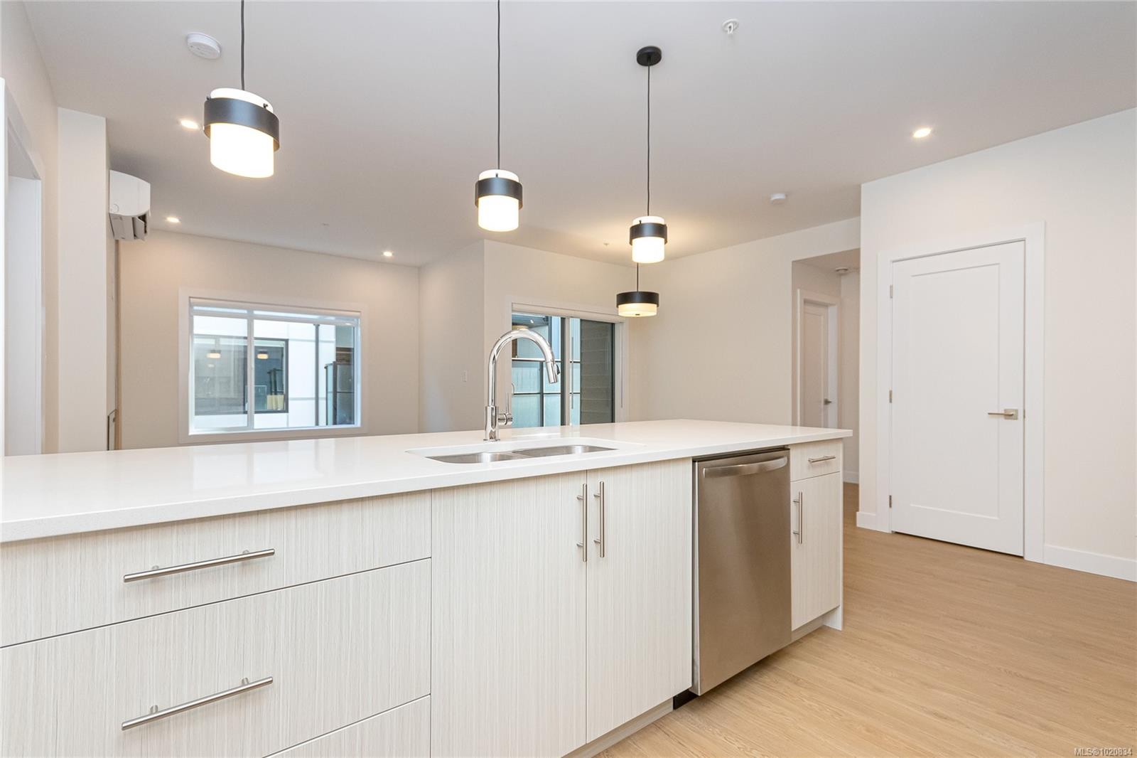 402-924 Jenkins Ave, Langford, BC - Indoor Photo Showing Kitchen With Double Sink With Upgraded Kitchen