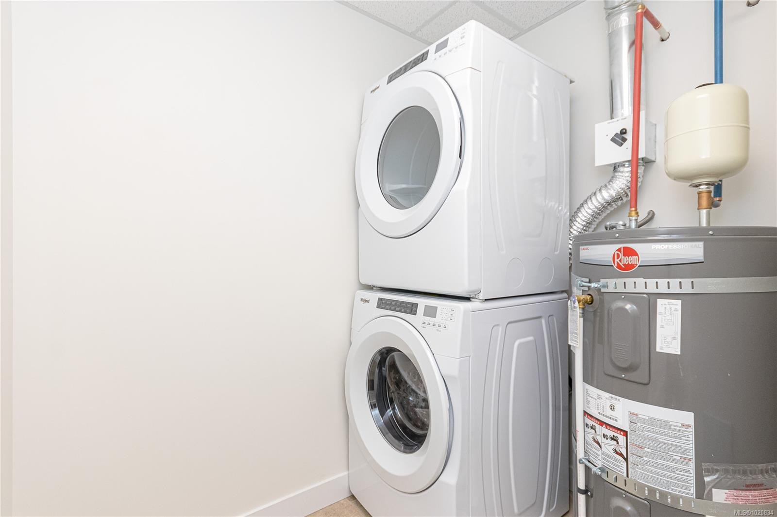 402-924 Jenkins Ave, Langford, BC - Indoor Photo Showing Laundry Room
