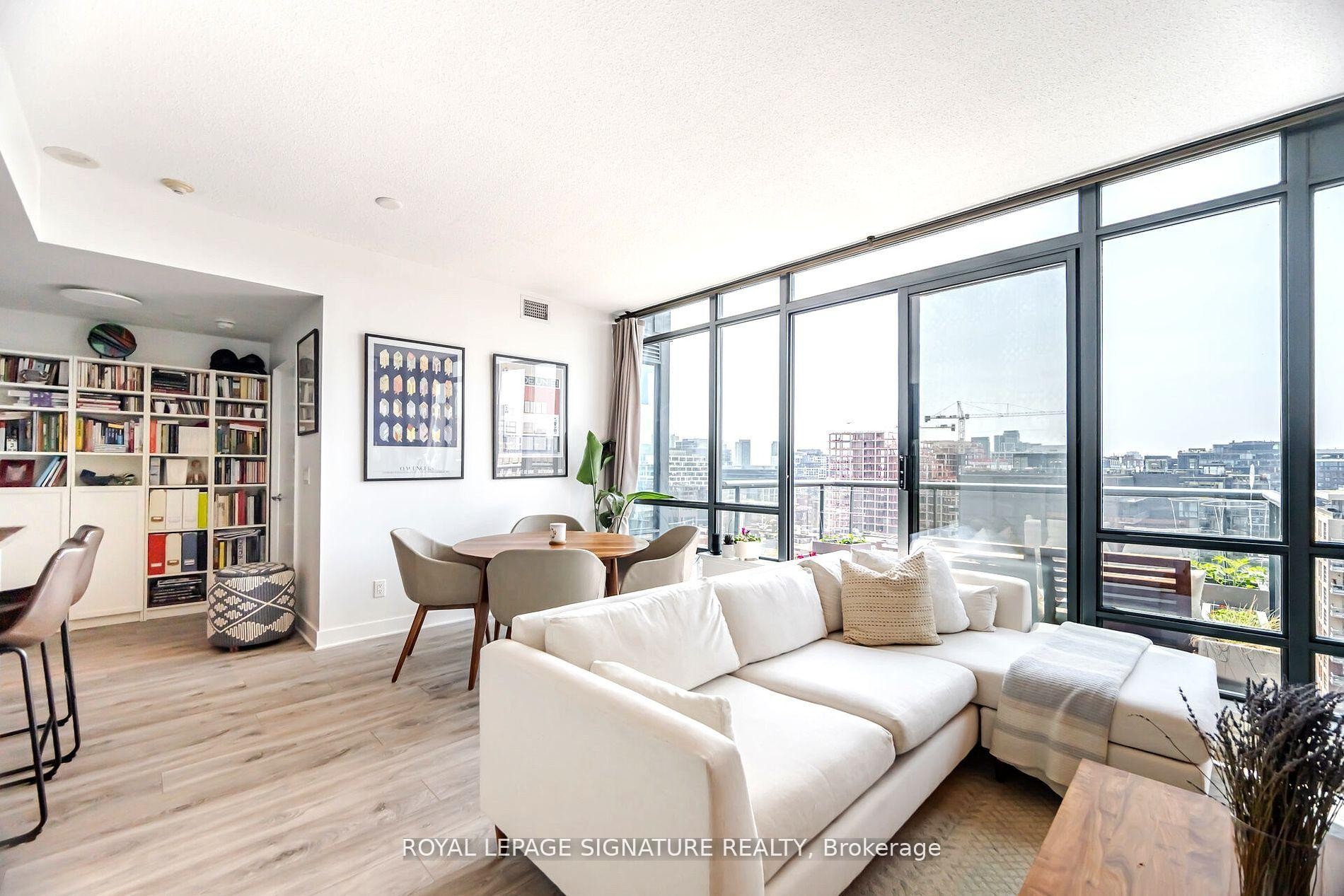 1405-438 King Street W, Toronto, ON - Indoor Photo Showing Living Room
