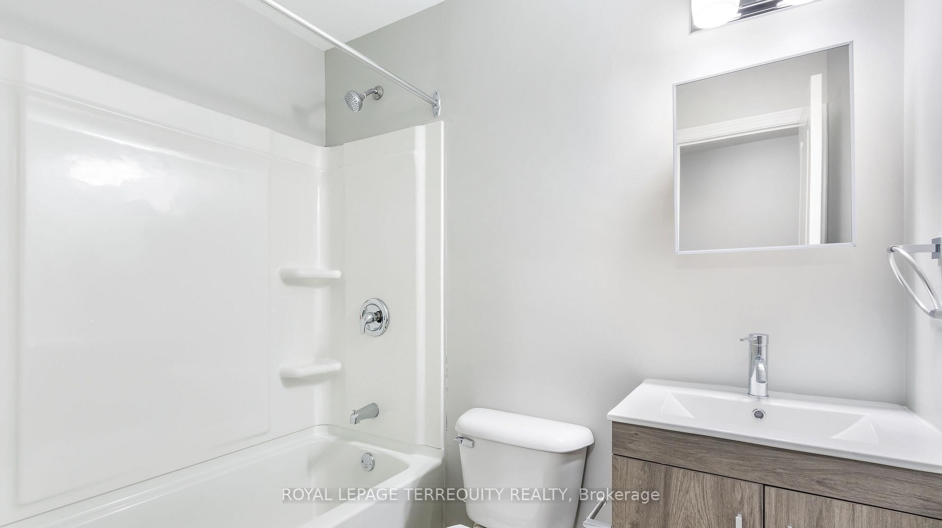 4-646 Lansdowne Avenue, Toronto, ON - Indoor Photo Showing Bathroom