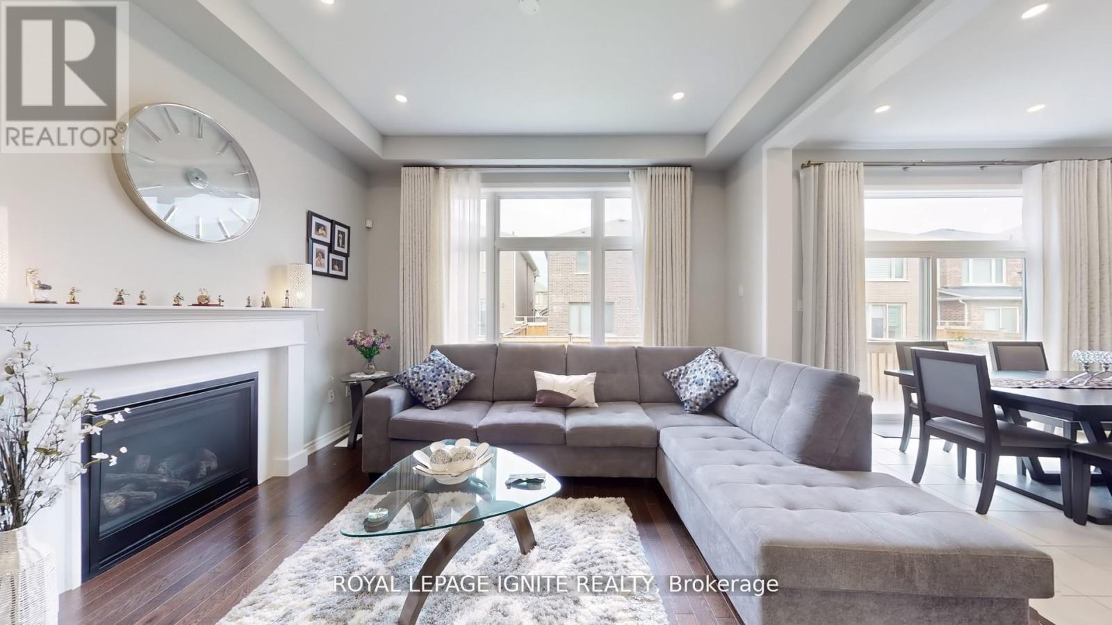 546 Kennedy Circle W, Milton, ON - Indoor Photo Showing Living Room With Fireplace