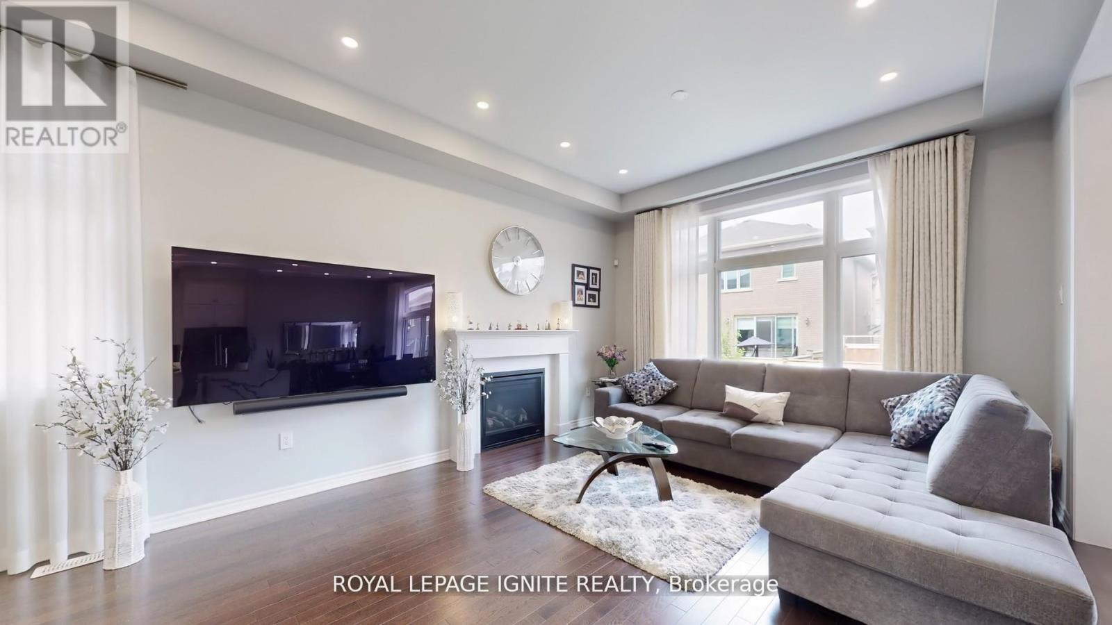 546 Kennedy Circle W, Milton, ON - Indoor Photo Showing Living Room With Fireplace