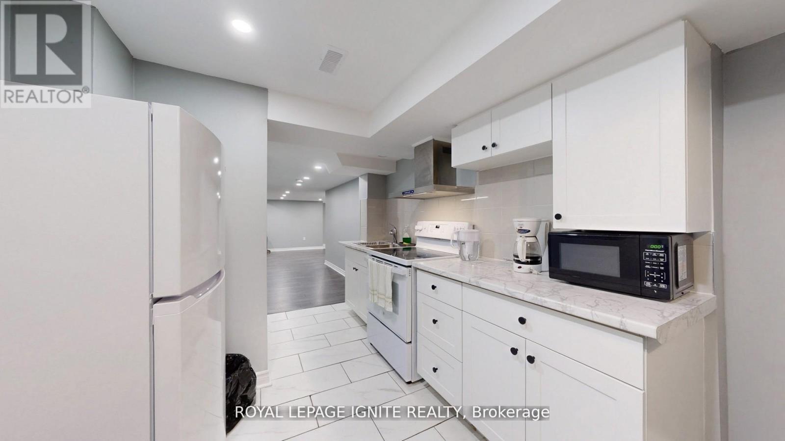 546 Kennedy Circle W, Milton, ON - Indoor Photo Showing Kitchen