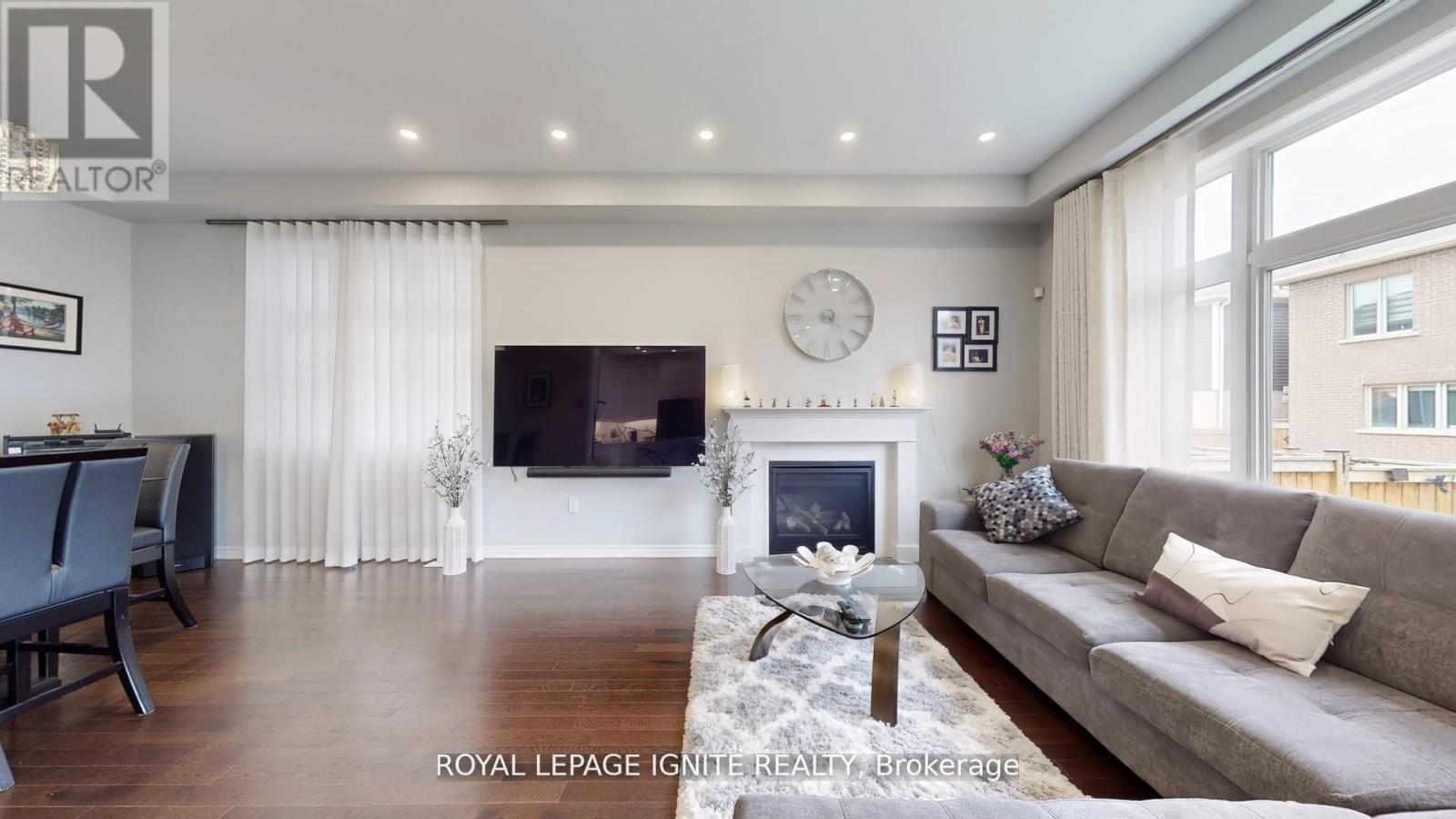 546 Kennedy Circle W, Milton, ON - Indoor Photo Showing Living Room With Fireplace