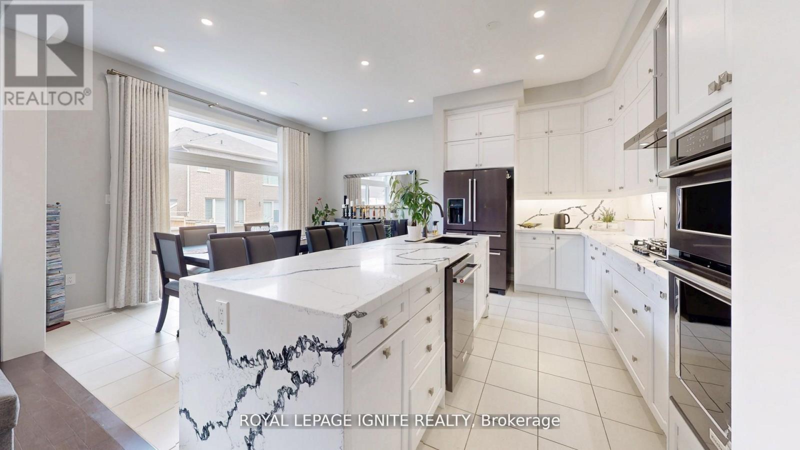 546 Kennedy Circle W, Milton, ON - Indoor Photo Showing Kitchen With Upgraded Kitchen