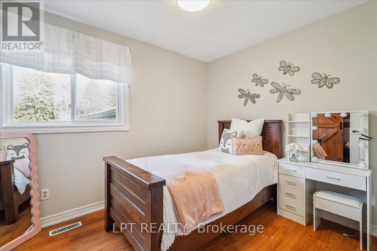 26 Wright Crescent, Caledon, ON - Indoor Photo Showing Bedroom