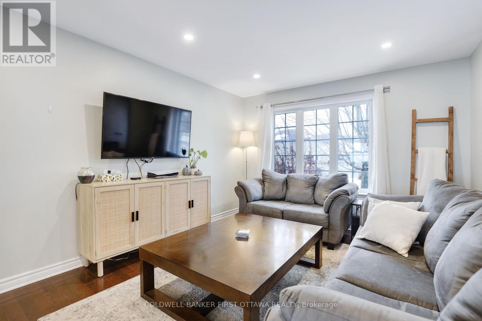 21 Constantineau Street, The Nation, ON - Indoor Photo Showing Living Room