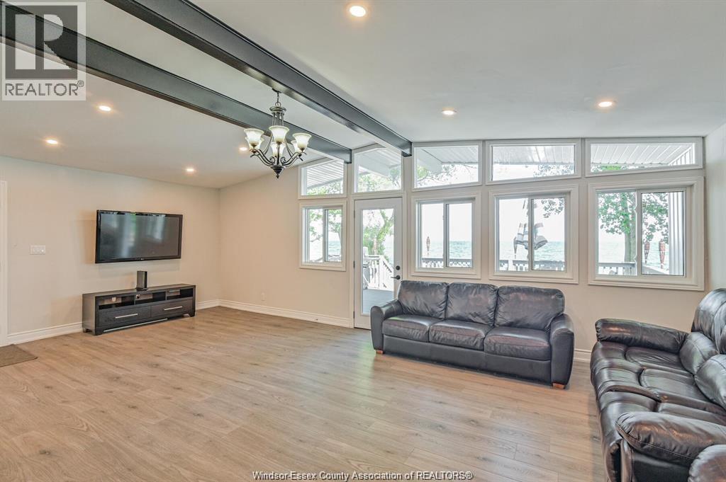 262 Cotterie Park, Leamington, ON - Indoor Photo Showing Living Room