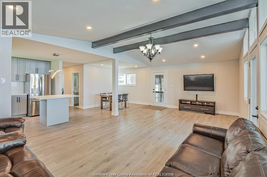 262 Cotterie Park, Leamington, ON - Indoor Photo Showing Living Room