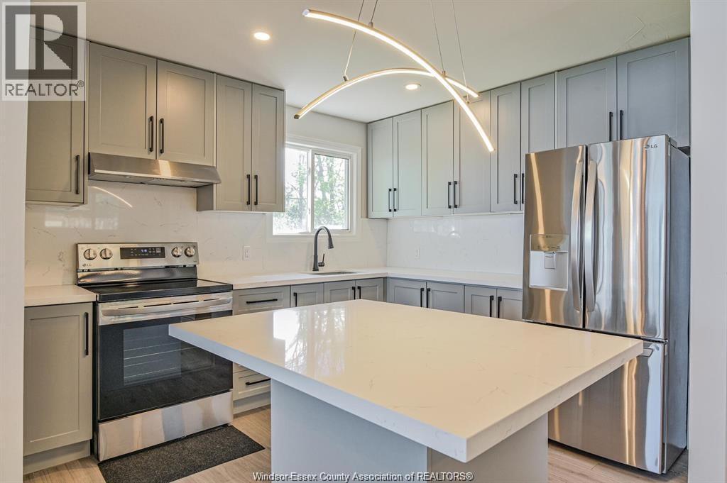 262 Cotterie Park, Leamington, ON - Indoor Photo Showing Kitchen With Upgraded Kitchen