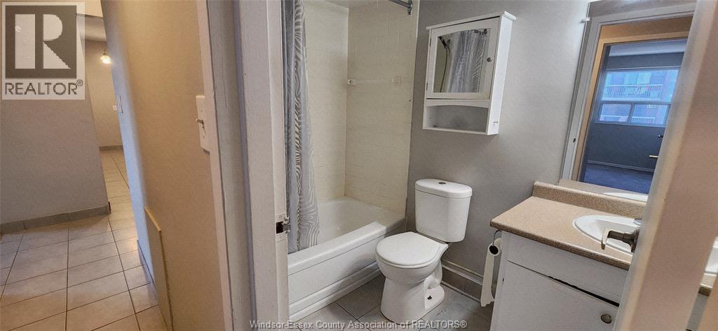 3900 Wyandotte Street East Unit# 519, Windsor, ON - Indoor Photo Showing Bathroom