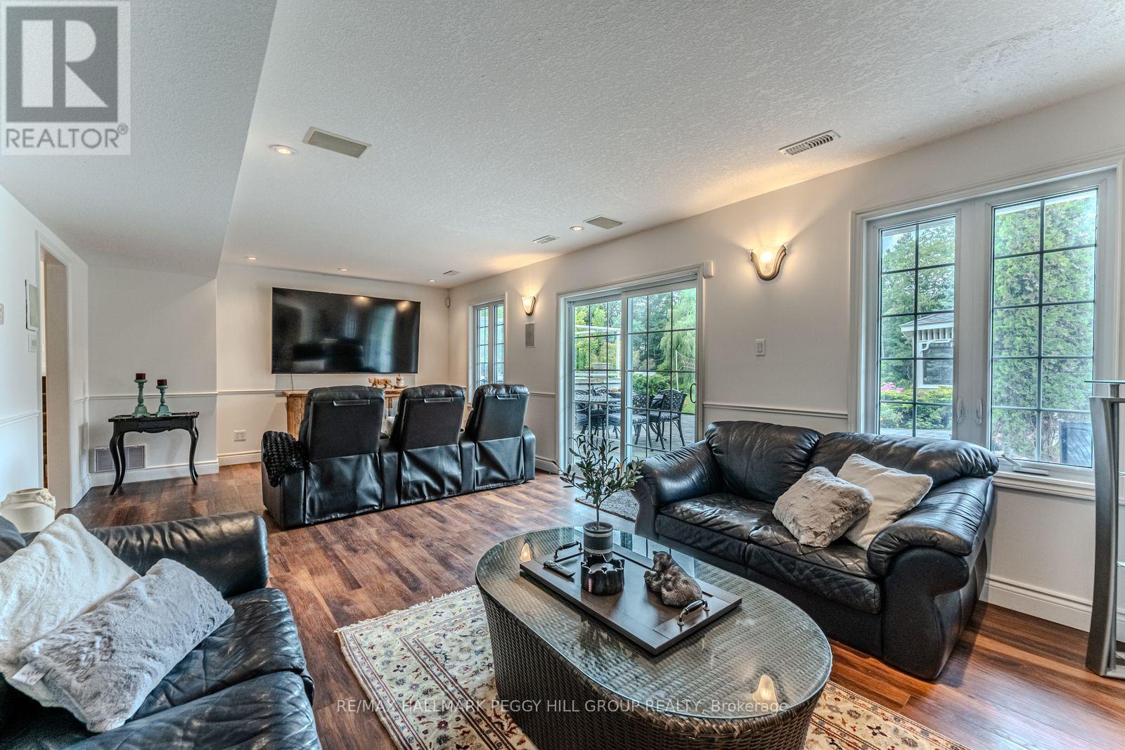 2 Mills Circle, Springwater, ON - Indoor Photo Showing Living Room