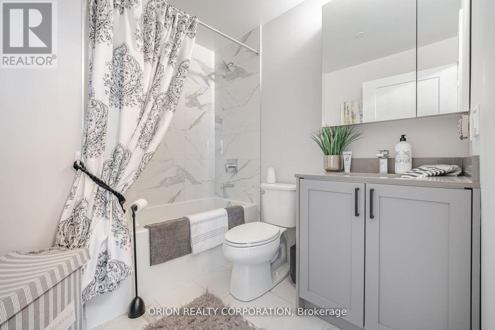303 - 100 Eagle Rock Way, Vaughan, ON - Indoor Photo Showing Bathroom
