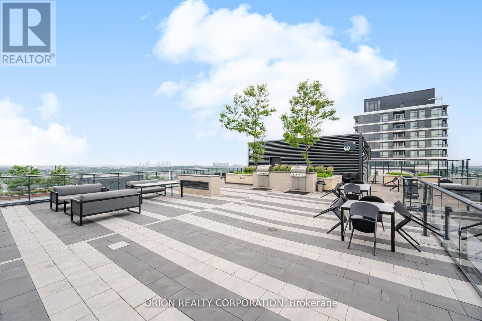 303 - 100 Eagle Rock Way, Vaughan, ON - Outdoor