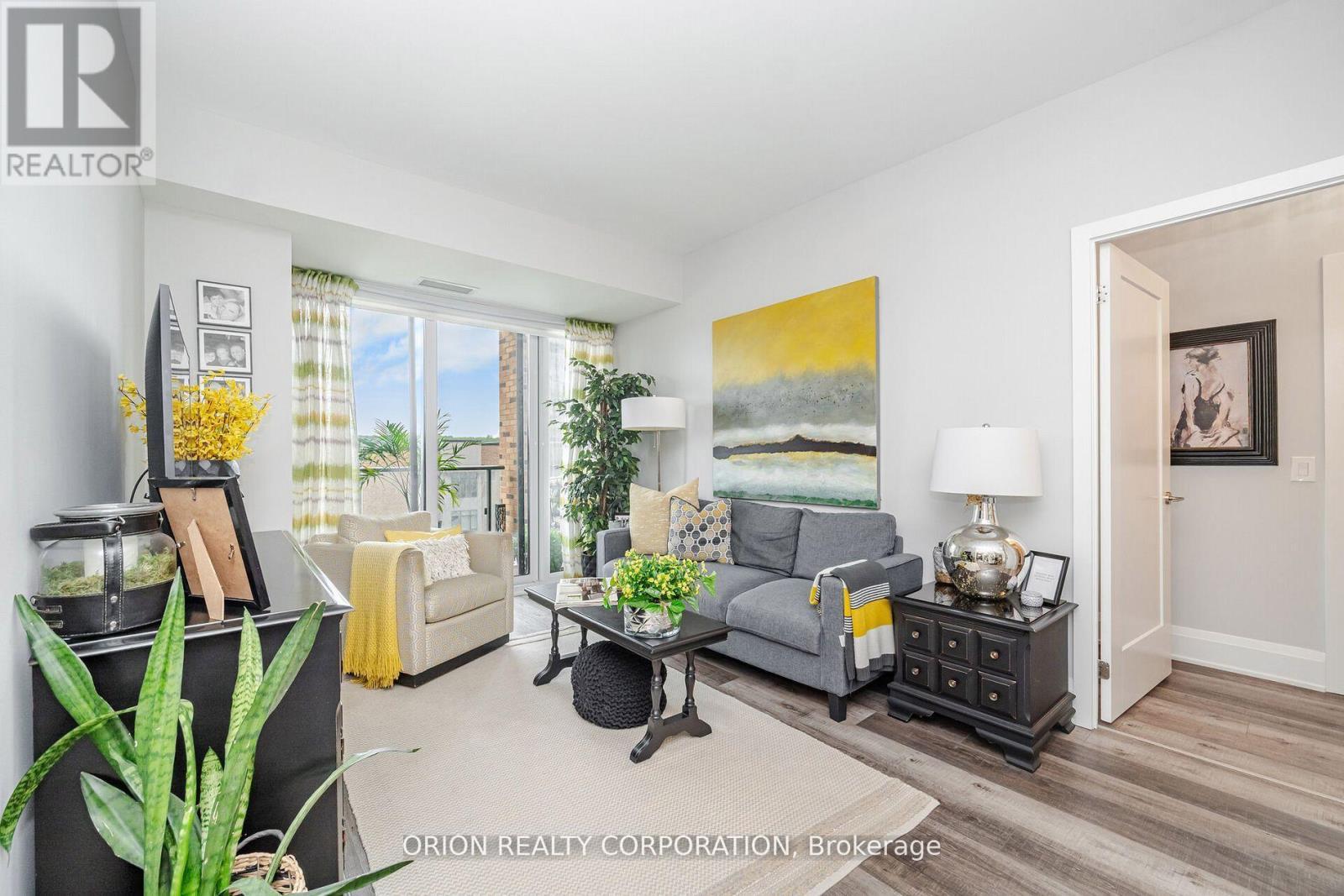 303 - 100 Eagle Rock Way, Vaughan, ON - Indoor Photo Showing Living Room