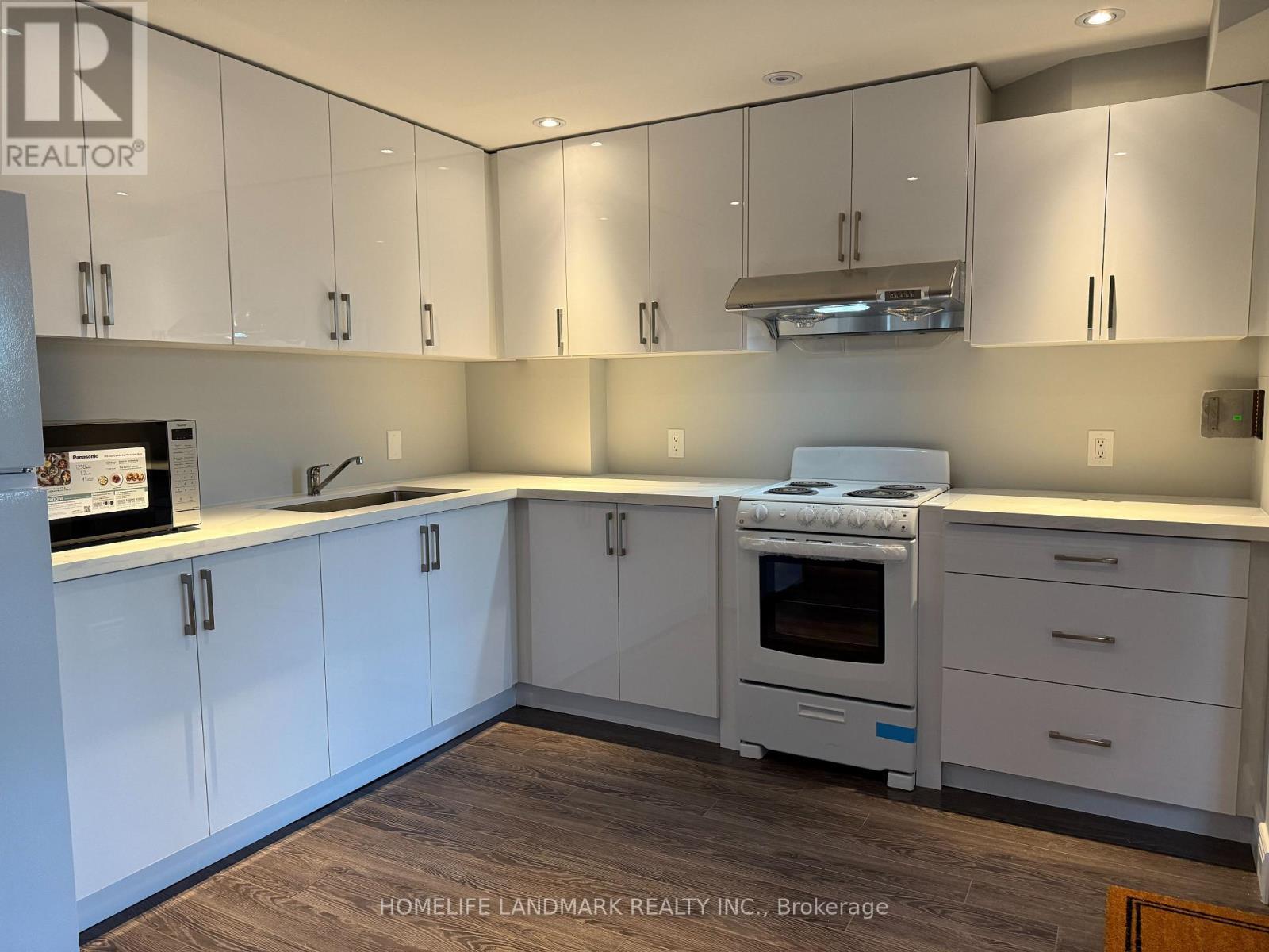 Lower - 325 Bathurst Glen Drive, Vaughan, ON - Indoor Photo Showing Kitchen