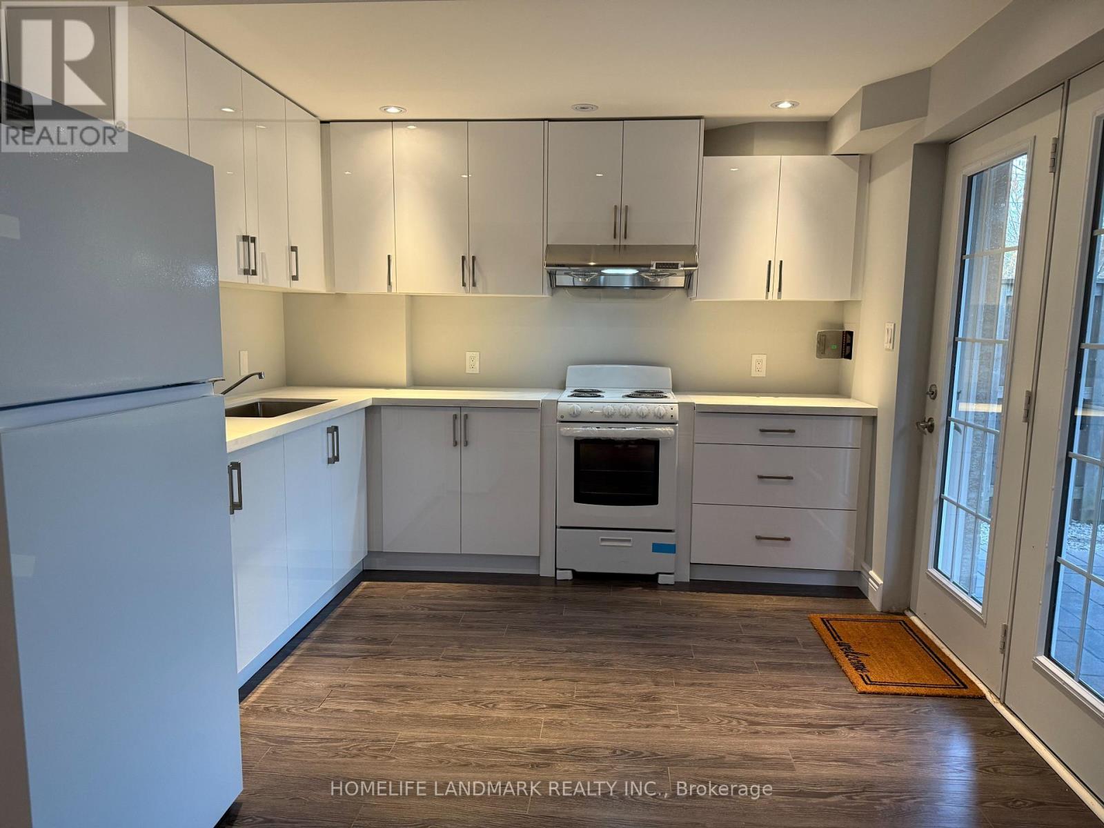 Lower - 325 Bathurst Glen Drive, Vaughan, ON - Indoor Photo Showing Kitchen