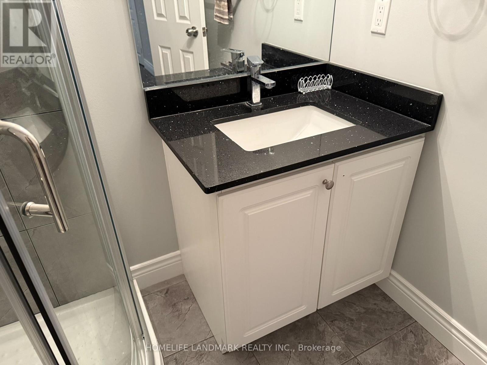 Lower - 325 Bathurst Glen Drive, Vaughan, ON - Indoor Photo Showing Bathroom