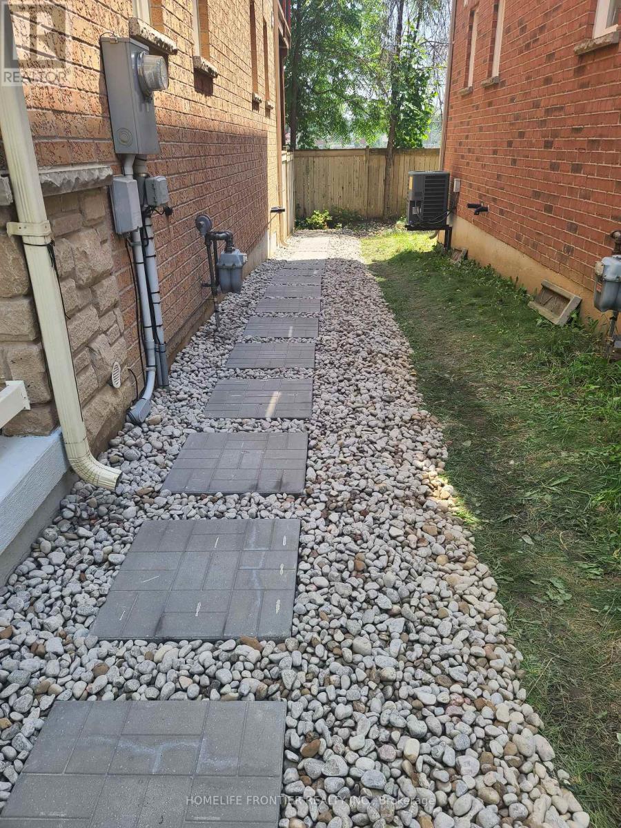 Lower - 126 Vittorio De Luca Drive, Vaughan, ON - Outdoor