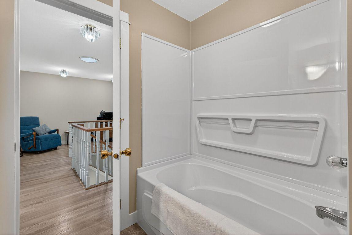 13-1800 Parkview Crescent, Kelowna, BC - Indoor Photo Showing Bathroom