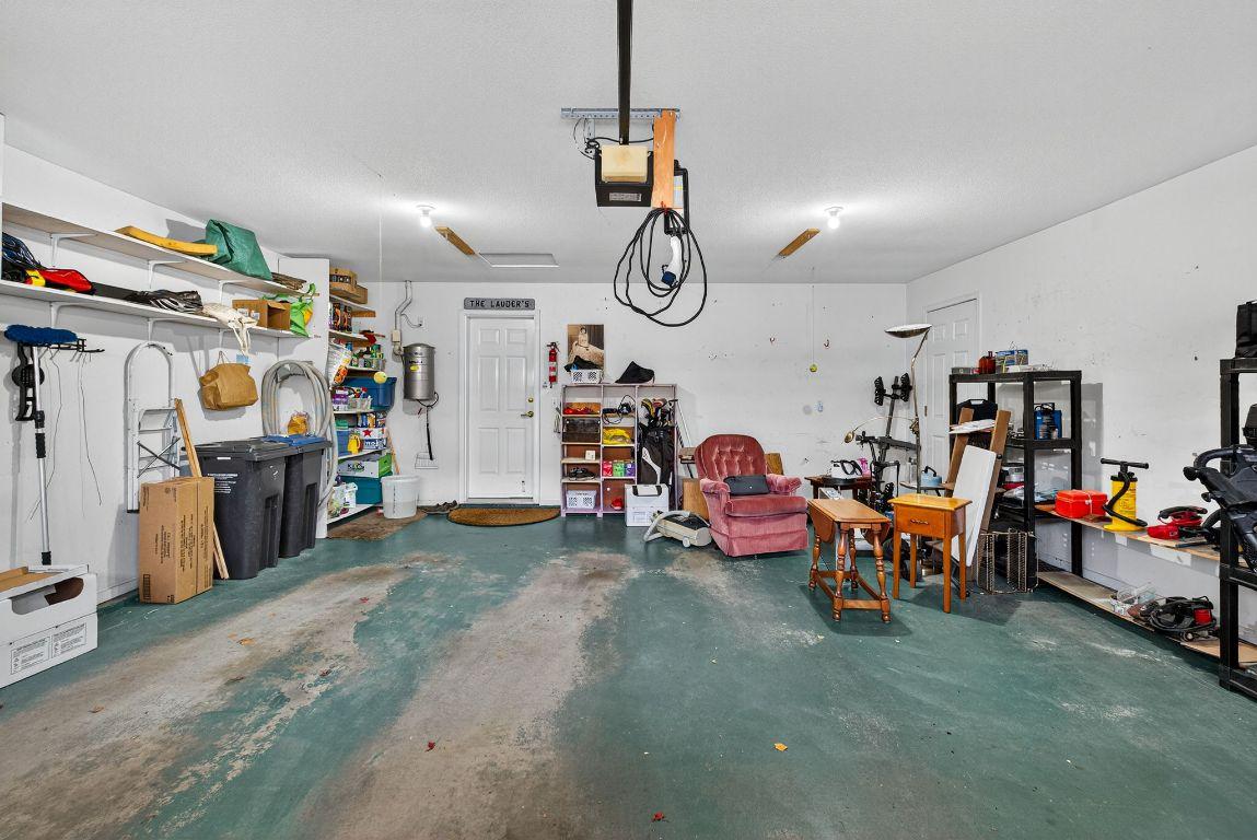 13-1800 Parkview Crescent, Kelowna, BC - Indoor Photo Showing Garage