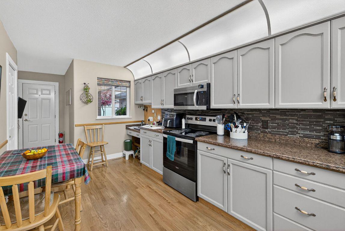 13-1800 Parkview Crescent, Kelowna, BC - Indoor Photo Showing Kitchen