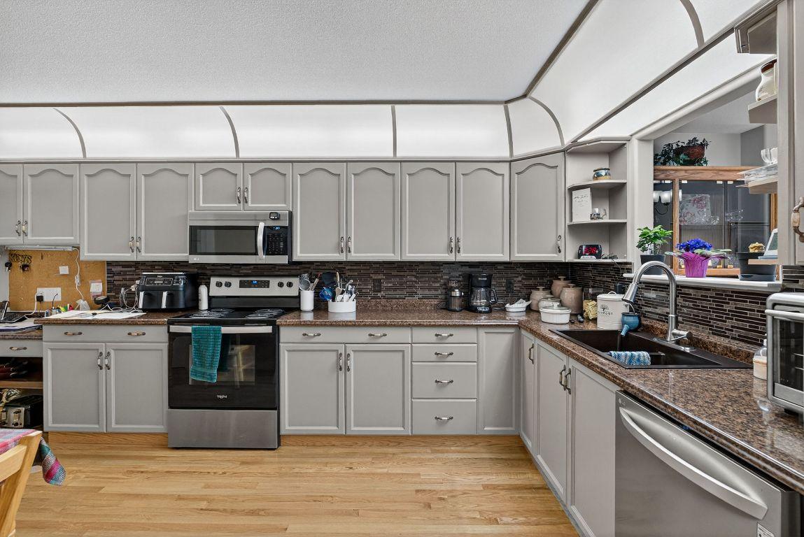 13-1800 Parkview Crescent, Kelowna, BC - Indoor Photo Showing Kitchen With Double Sink