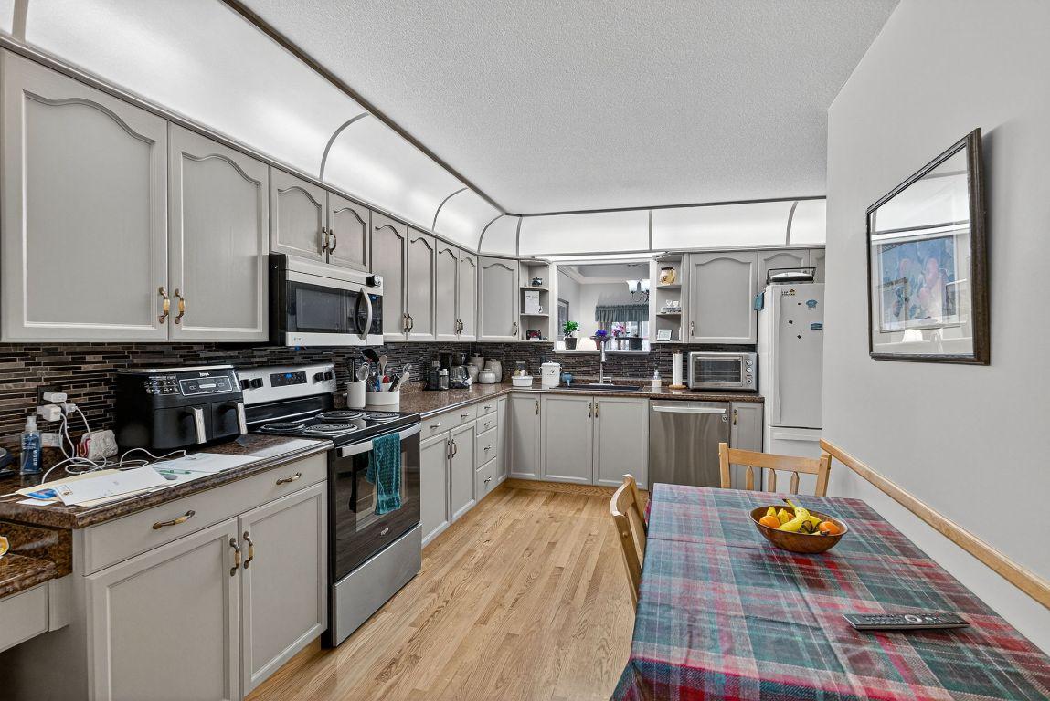 13-1800 Parkview Crescent, Kelowna, BC - Indoor Photo Showing Kitchen