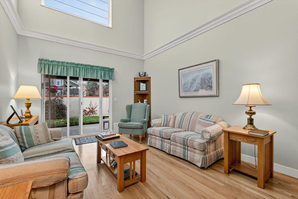 13-1800 Parkview Crescent, Kelowna, BC - Indoor Photo Showing Living Room
