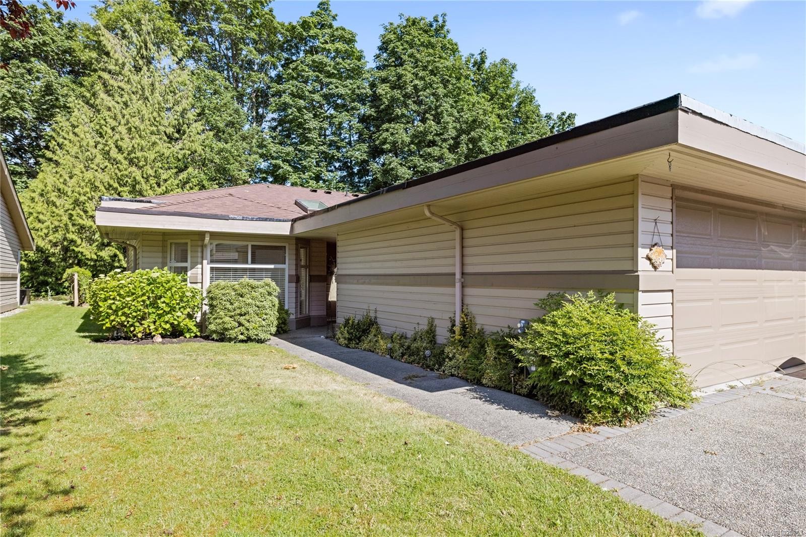 912 Lakes Blvd, French Creek, BC