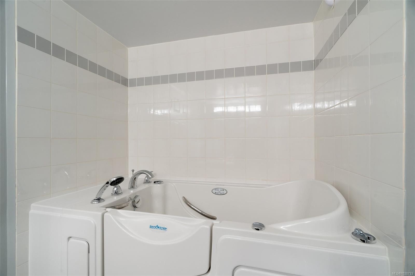 228-2245 James White Blvd, Sidney, BC - Indoor Photo Showing Laundry Room