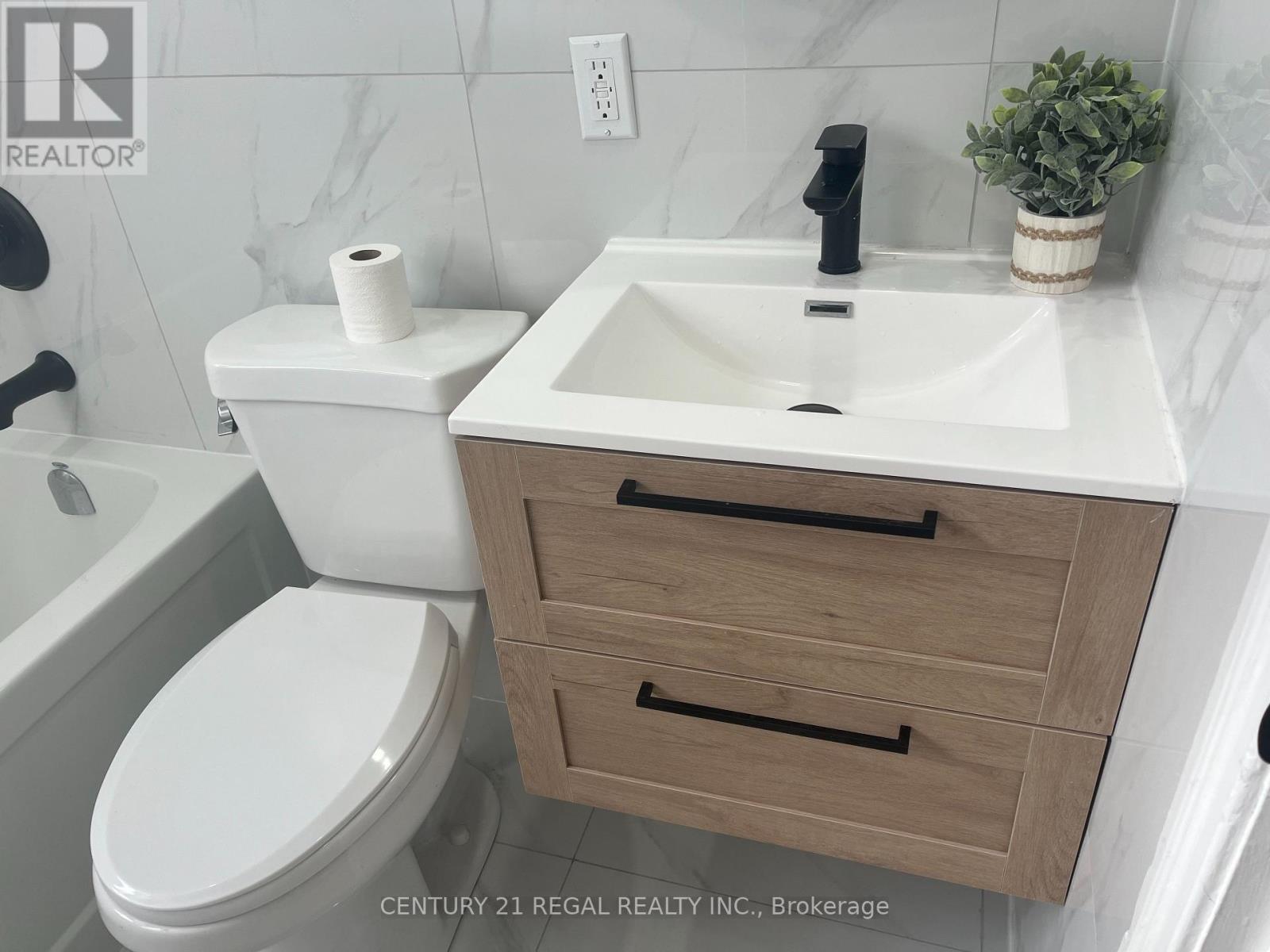 45 Fifteenth Street, Toronto, ON - Indoor Photo Showing Bathroom