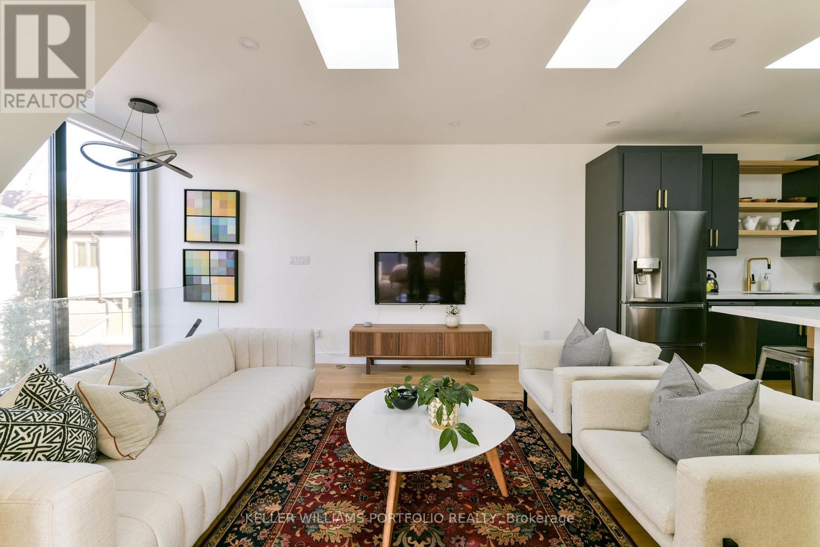 229 Manor Road E, Toronto, ON - Indoor Photo Showing Living Room