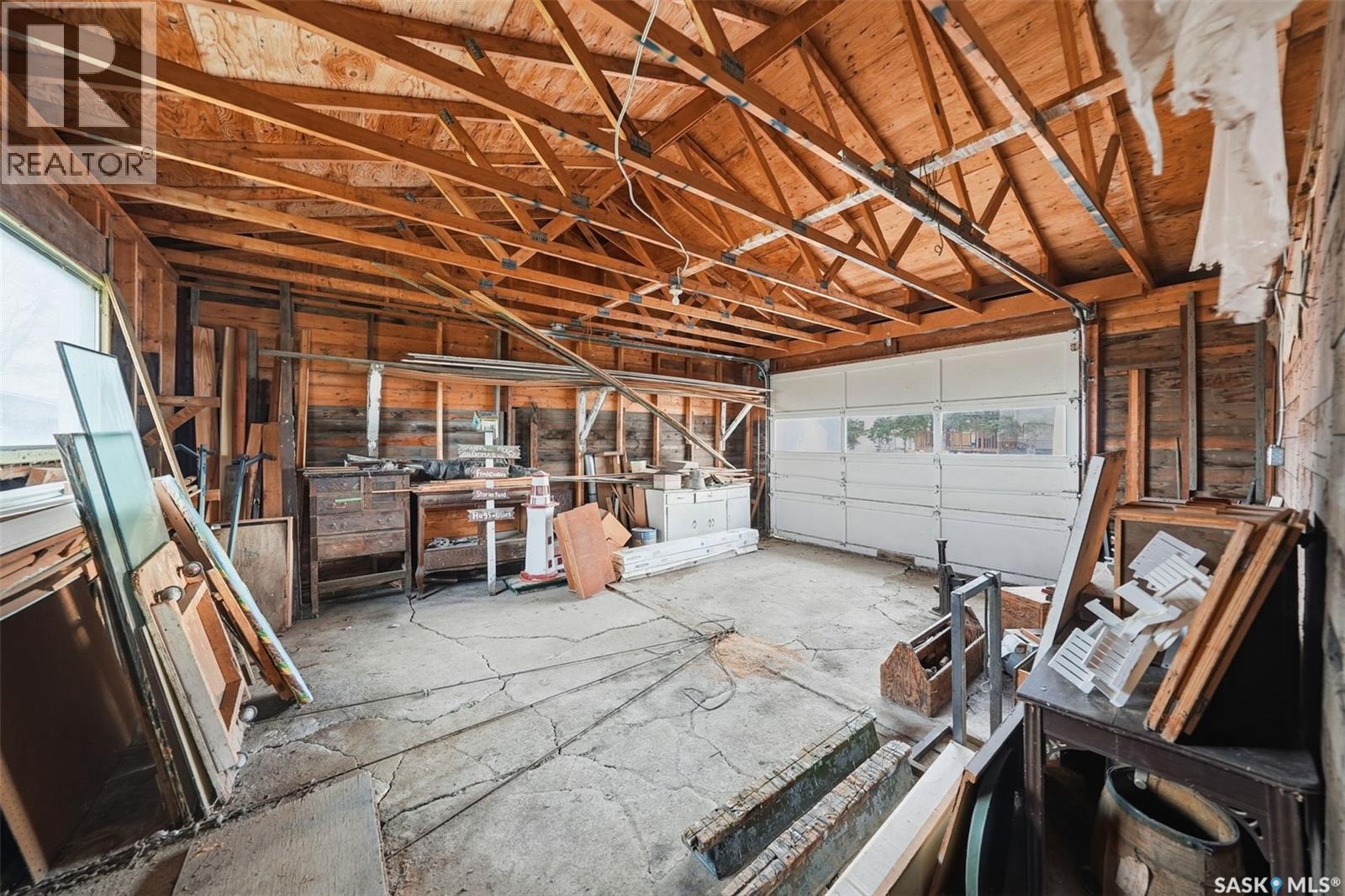 624 Saskatchewan Avenue, Imperial, SK - Indoor Photo Showing Garage