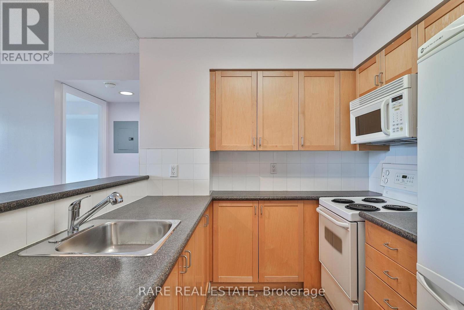 1404 - 2121 Lakeshore Boulevard W, Toronto, ON - Indoor Photo Showing Kitchen