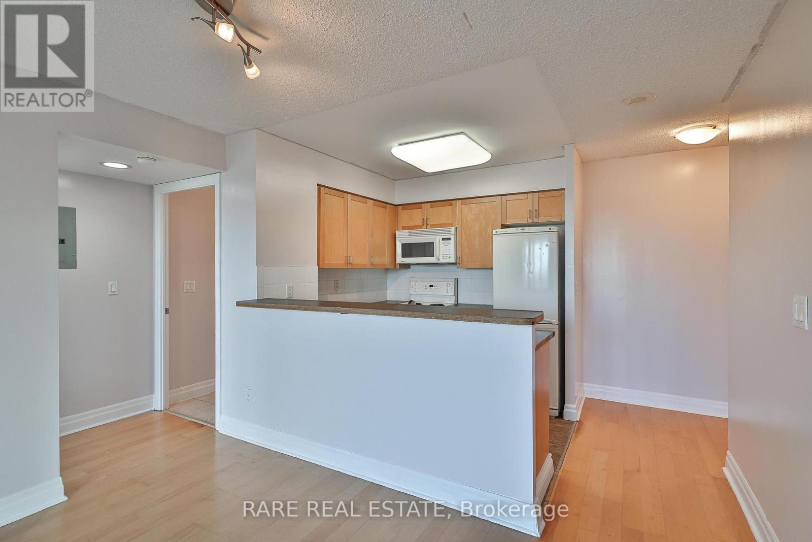 1404 - 2121 Lakeshore Boulevard W, Toronto, ON - Indoor Photo Showing Kitchen