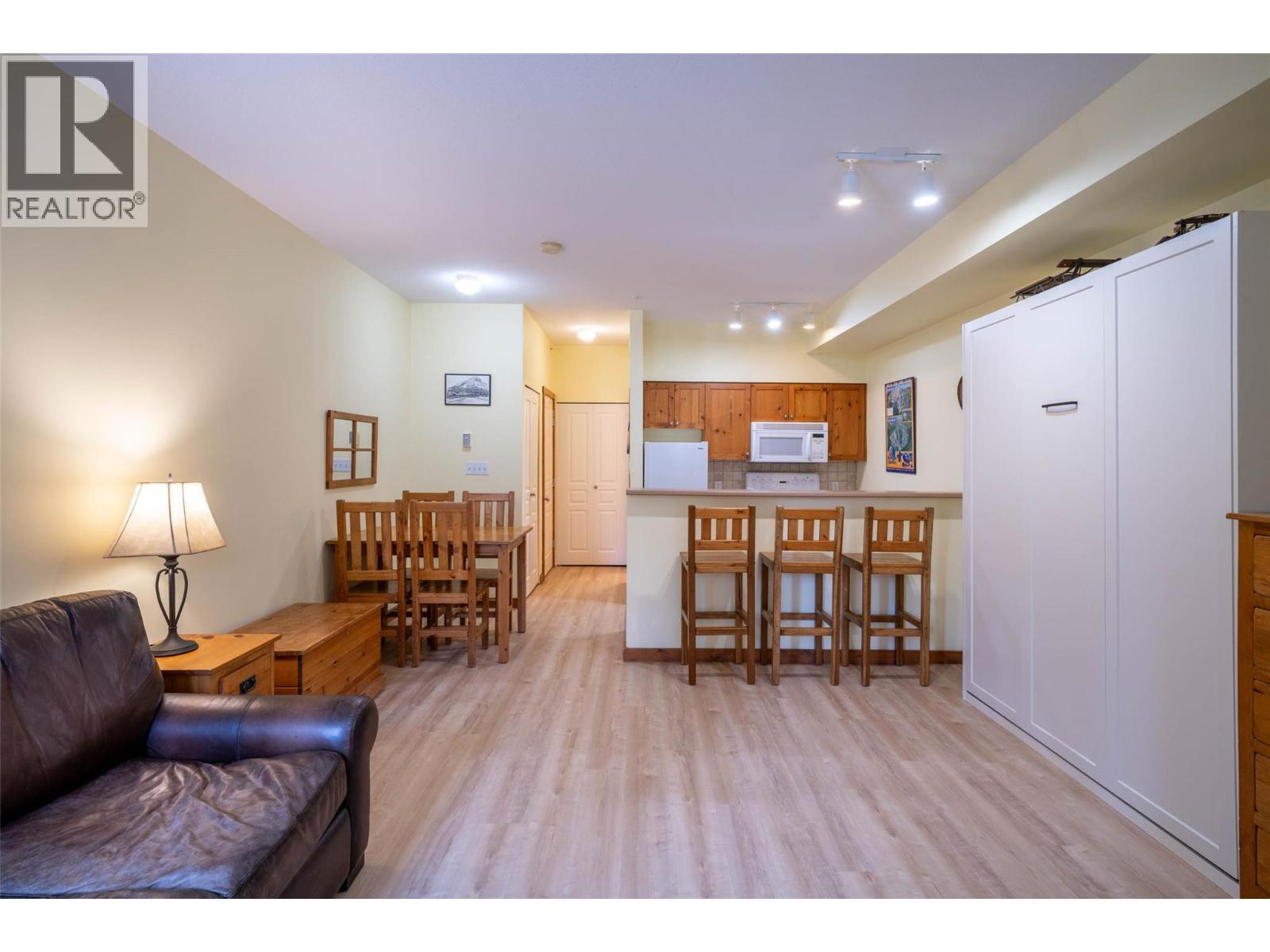 Bright open living room looking towards the kitchen and dining area - 9812 Silver Star Road Unit# 103, Vernon, BC - Indoor Photo Showing Living Room