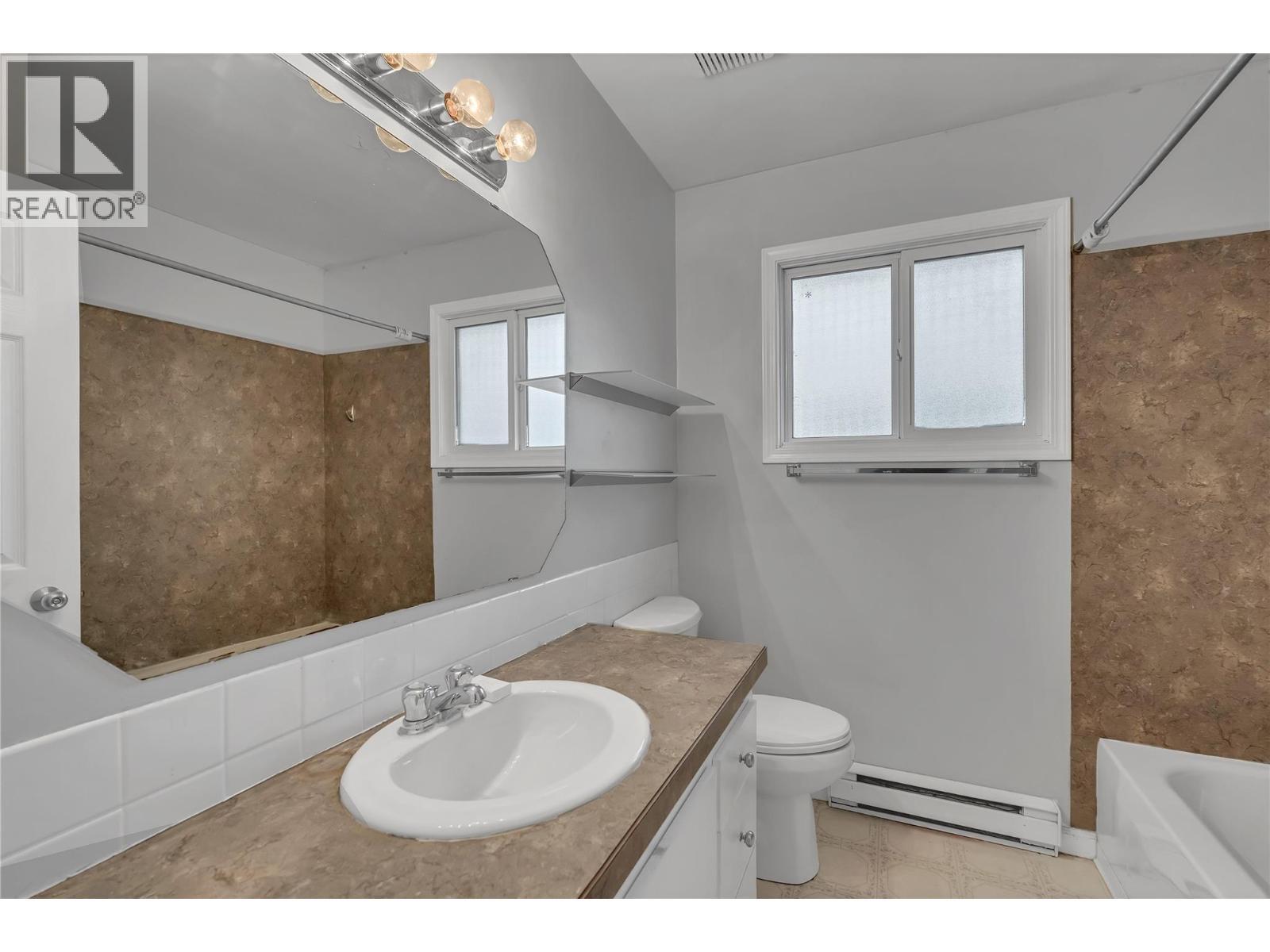 654 Wade Avenue W Unit# 101 & 201, Penticton, BC - Indoor Photo Showing Bathroom