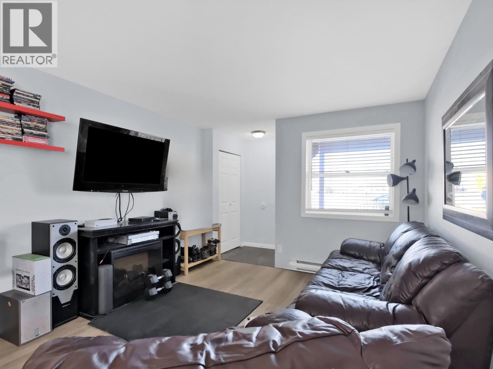 654 Wade Avenue W Unit# 101 & 201, Penticton, BC - Indoor Photo Showing Living Room