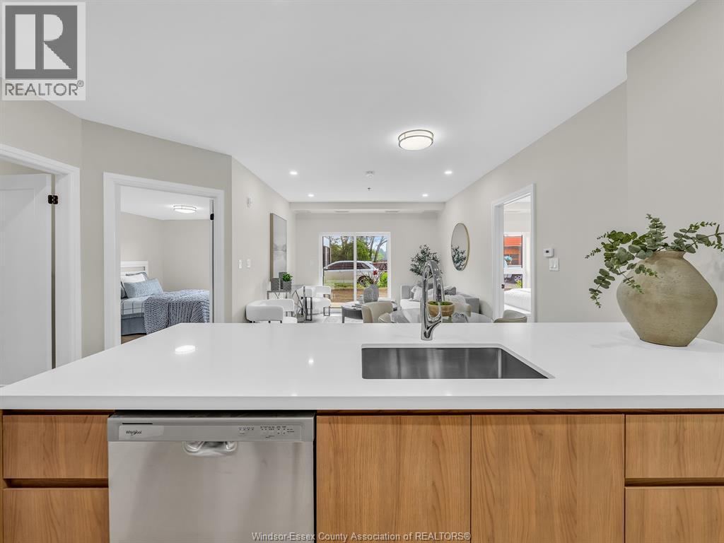 11646 Tecumseh Road Unit# 500, Windsor, ON - Indoor Photo Showing Kitchen With Upgraded Kitchen