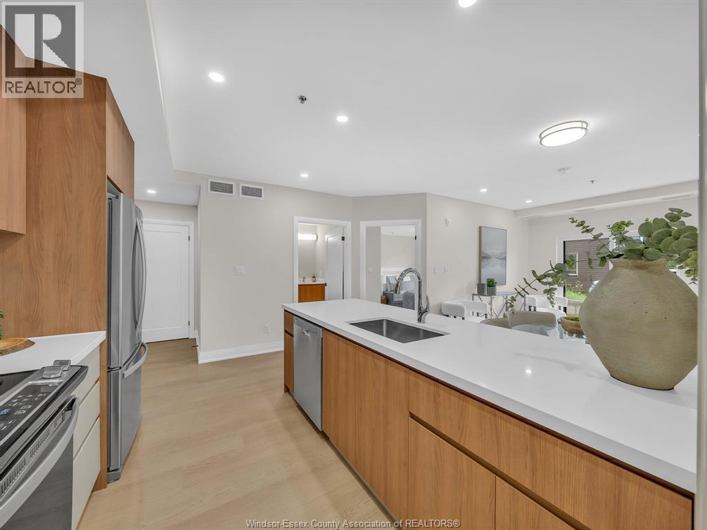 11646 Tecumseh Road Unit# 500, Windsor, ON - Indoor Photo Showing Kitchen With Upgraded Kitchen