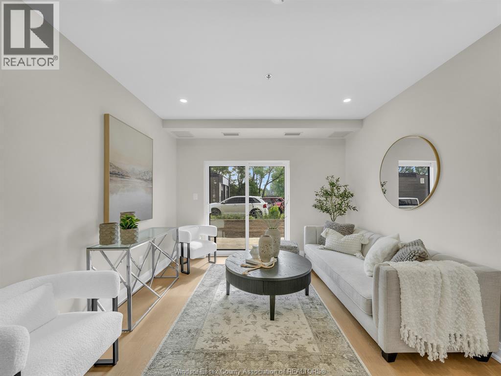 11646 Tecumseh Road Unit# 500, Windsor, ON - Indoor Photo Showing Living Room