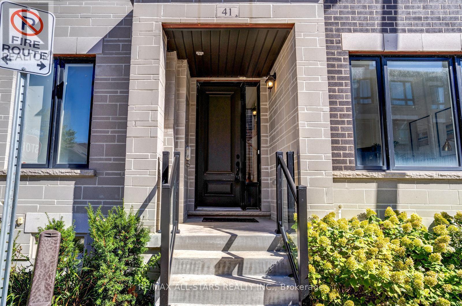 41 Steamboat Way, Whitby, ON - Outdoor